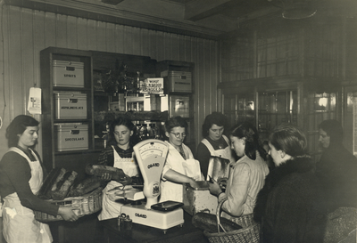 827310 Interieur van bakkerij J.W.A. Mulder (Dorpsstraat C8) te Harmelen, met het winkelpersoneel en enkele klanten.